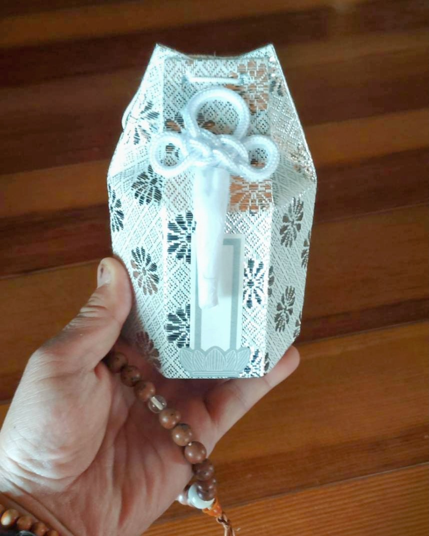 手のひらに収まる3寸骨壺(横幅約9cm、高さ約15cm)